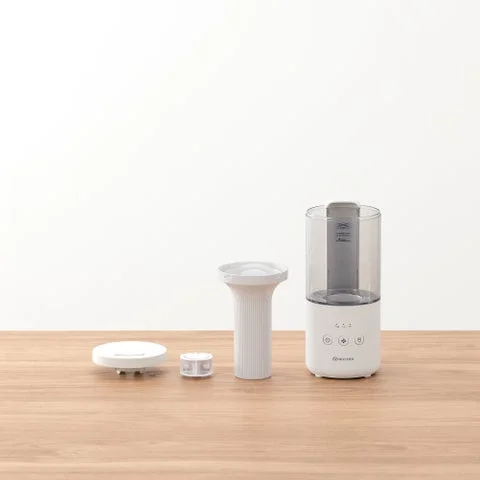 加湿器の本体と分解された3つのパーツ