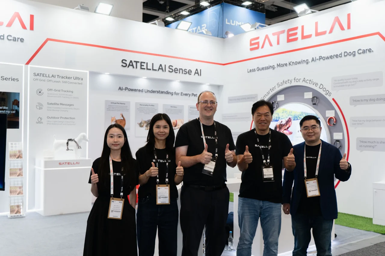 IFA 2026のSATELLAI出展ブースでスタッフ5名がポーズをとる様子