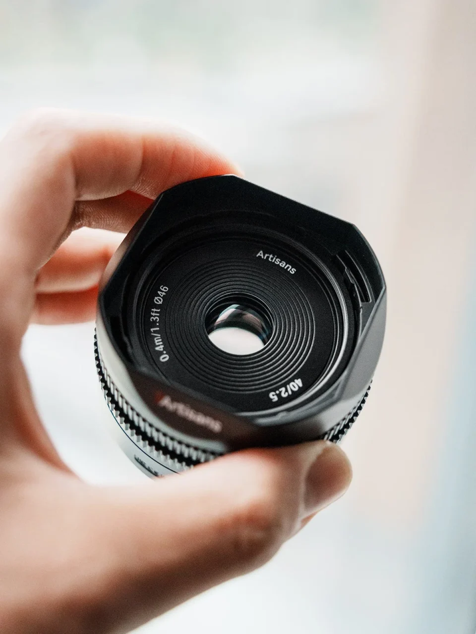 7Artisans 40mm F2.5 AFのレンズを手に持った状態