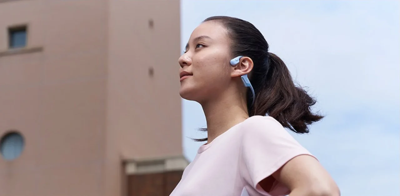 OpenRun Air 2を装着した人物の横顔とイヤーフック部分