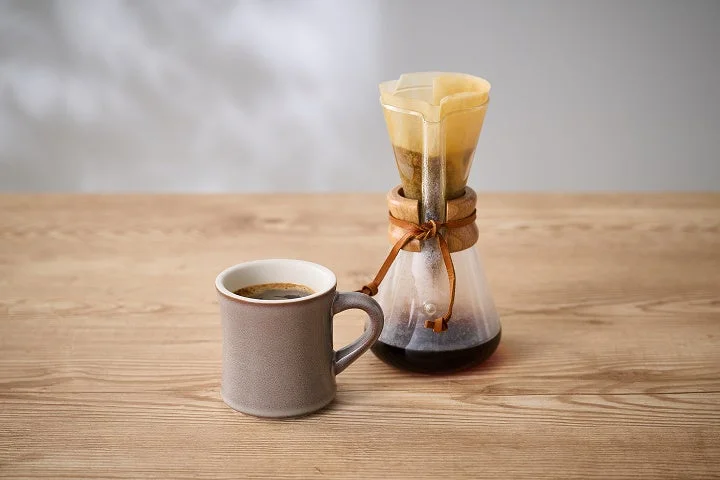 コーヒーを淹れている様子
