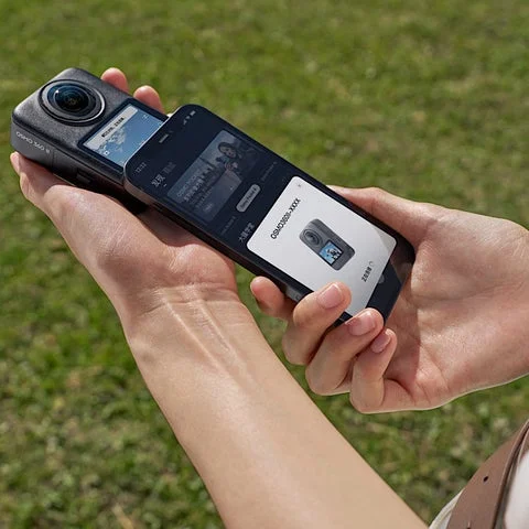 スマートフォンとDJI Osmo 360 IIを接続している様子