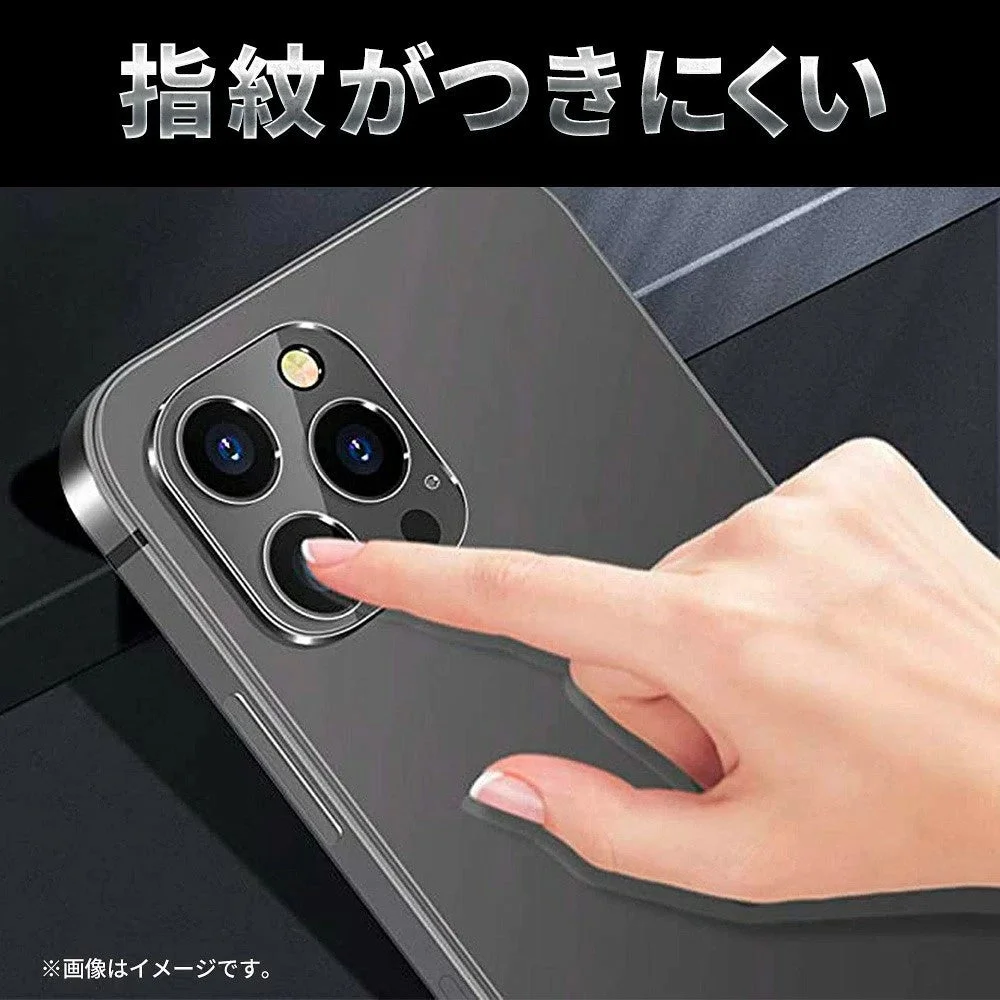 FIRMEカメラレンズ保護フィルムの指紋防止コーティングを指で触れるイメージ
