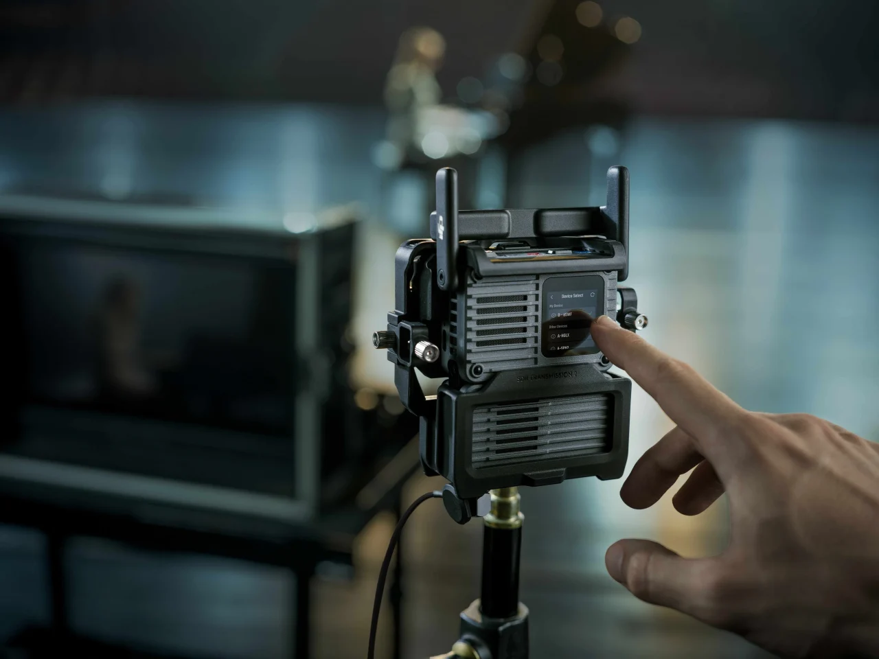 DJI SDR Transmission 2のタッチパネル操作と、撮影現場での利用シーン