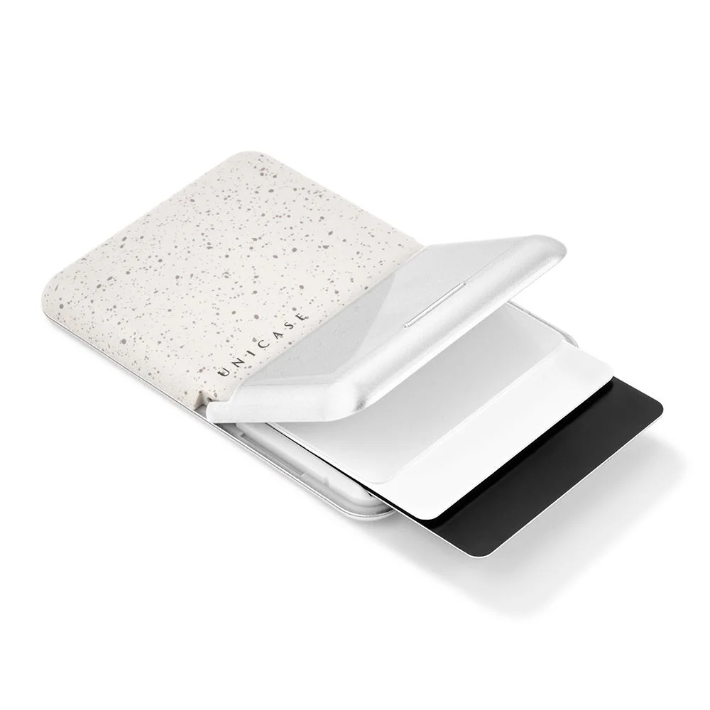 UNICASE Stone Card Standのカード収納機能を示す画像