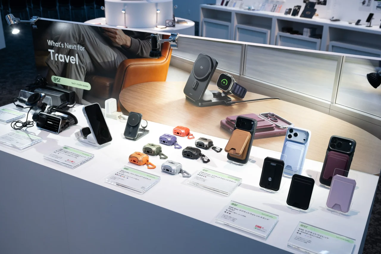 ブース「Travel」の展示風景。充電器やケース、ウォレット類が並ぶ