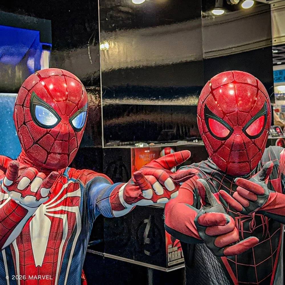 アイアン・スパイダー ヘルメットを装着した人物がポーズを取る様子