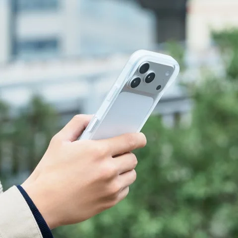 手に持たれたiPhoneに装着された半透明のバンパーケース