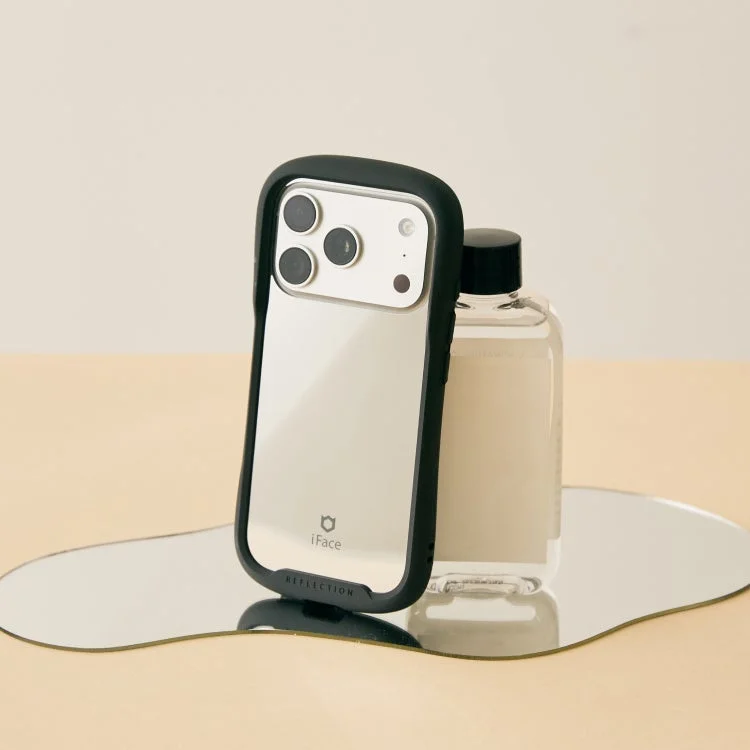iFace Reflectionの黒いフチと透明な背面を持つスマホケース