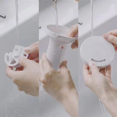 加湿器のパーツを蛇口の水で洗っている様子