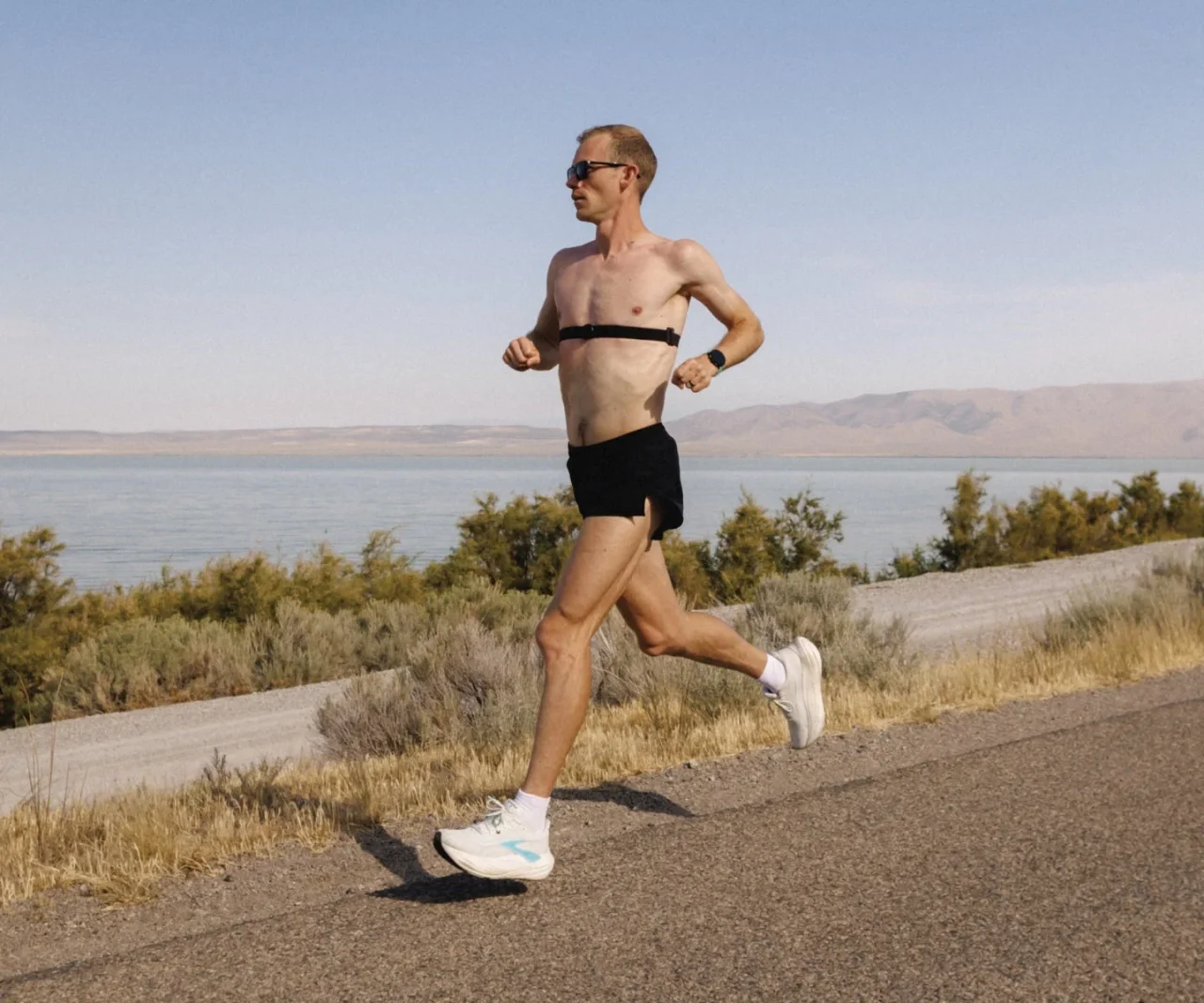 Suunto Smart Heart Rate Belt 2を装着したランナーが屋外で走っている様子