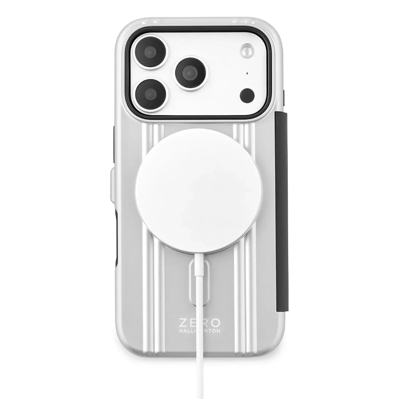 ZERO HALLIBURTON iPhoneケースの背面。シルバーでダブルリブと円形マグネット、充電ケーブルが接続されている。