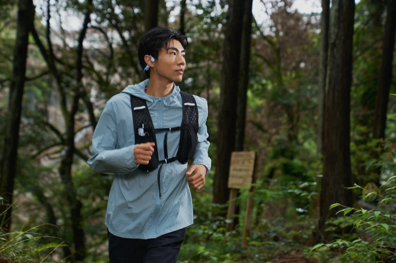 OpenRun Air 2を装着し森を走るランナーの姿