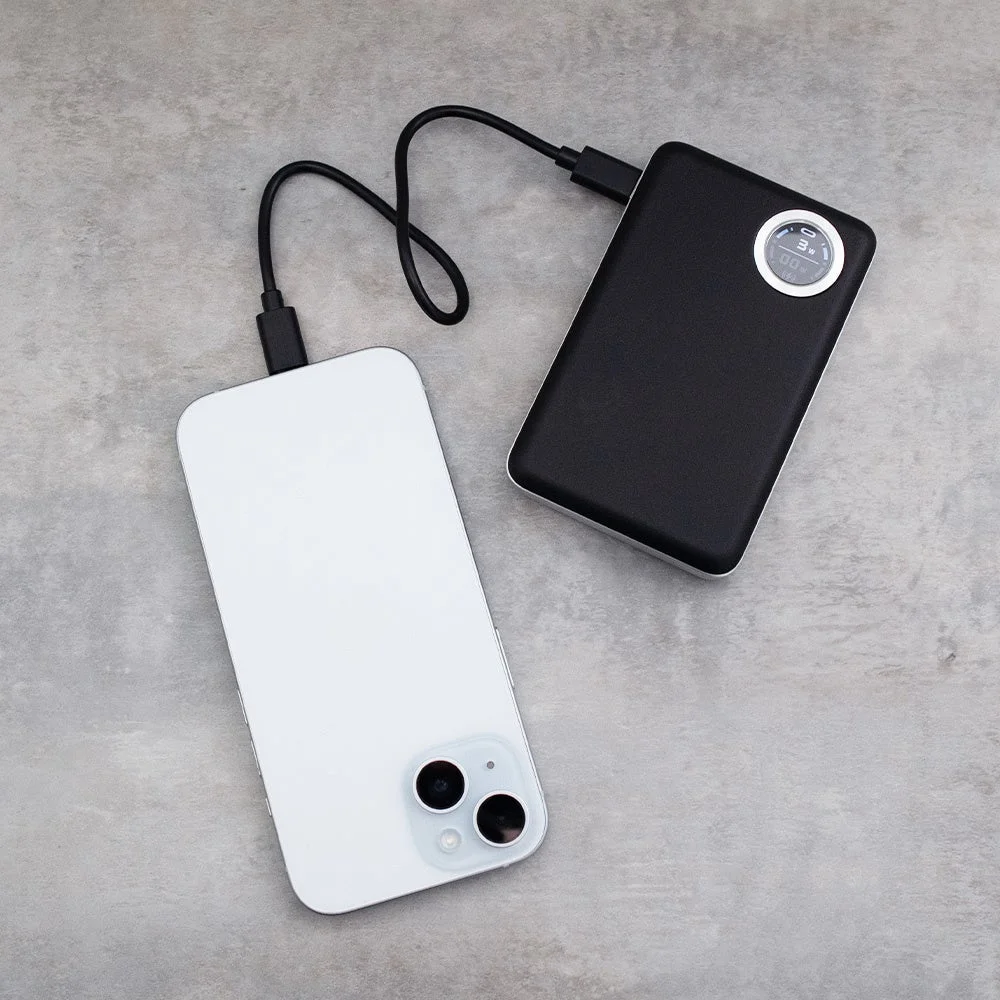 USB Type-Cケーブルでスマートフォンを充電するモバイルバッテリー
