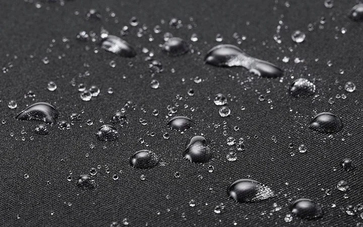 黒い生地の表面に付着した水滴