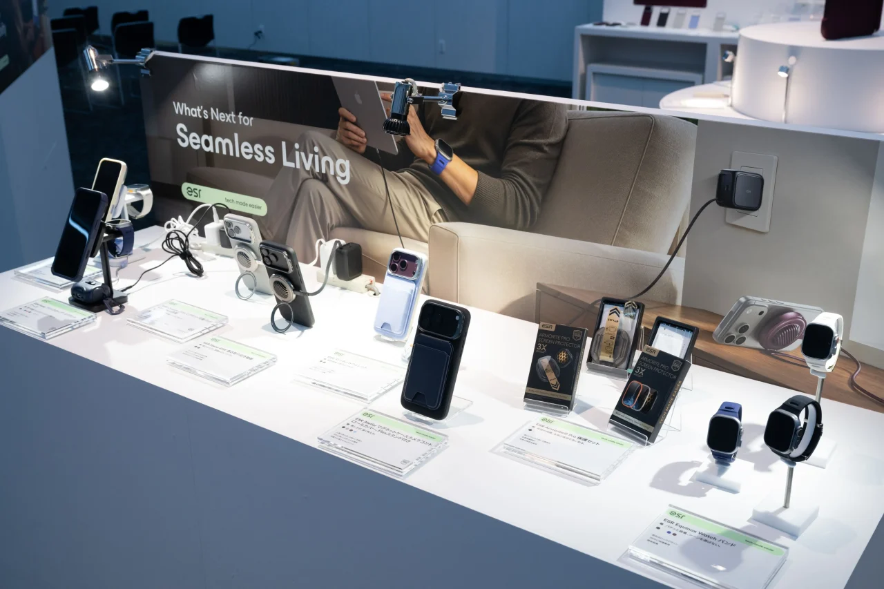 ブース「Seamless Living」の展示風景。ESRアクセサリーが並ぶ