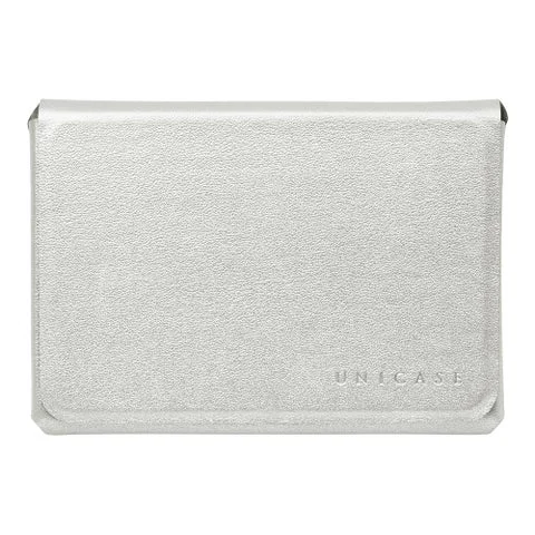 シルバーのレザー調素材のMAG SLEEVE POCKETの表面