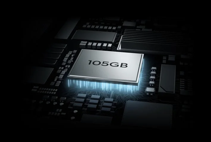 回路基板上に配置された105GBと表記された内蔵ストレージチップ
