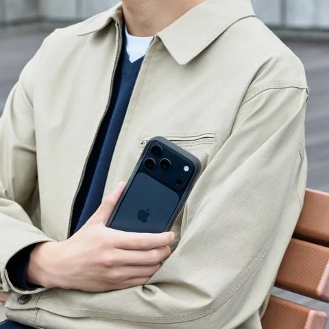 チャコールカラーのThe CloudBumperを装着したiPhoneを手に持つ人物