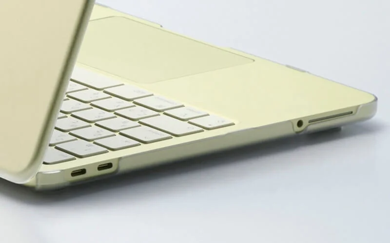 MacBook Neo専用ハードシェルカバー装着時の側面とインターフェース