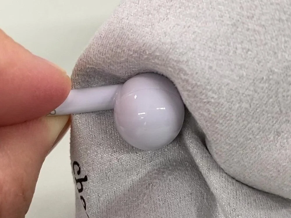 除菌シートで拭き取られる球体形状のイヤホン部