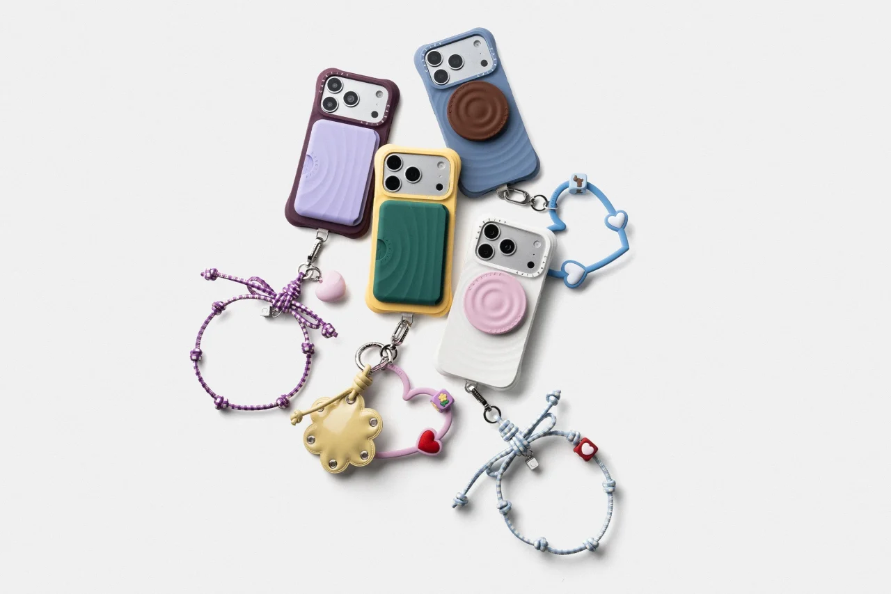 CASETiFYのスマホケースとストラップ類の集合写真