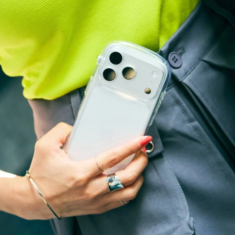 Look in Clearのクリアケースを装着したiPhoneを手に持った様子