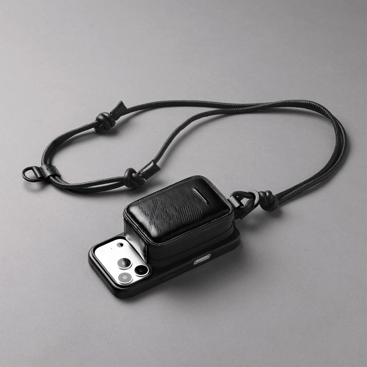objcts.io × mastermind JAPAN iPhoneケース -マイクロバッグセットのショルダーストラップ装着例