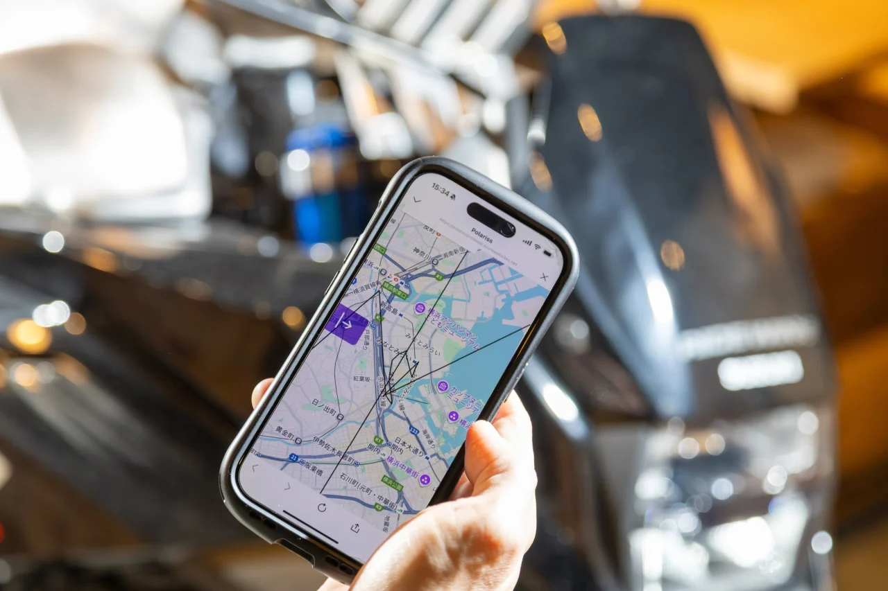 POLARISSの地図画面を表示するスマートフォン