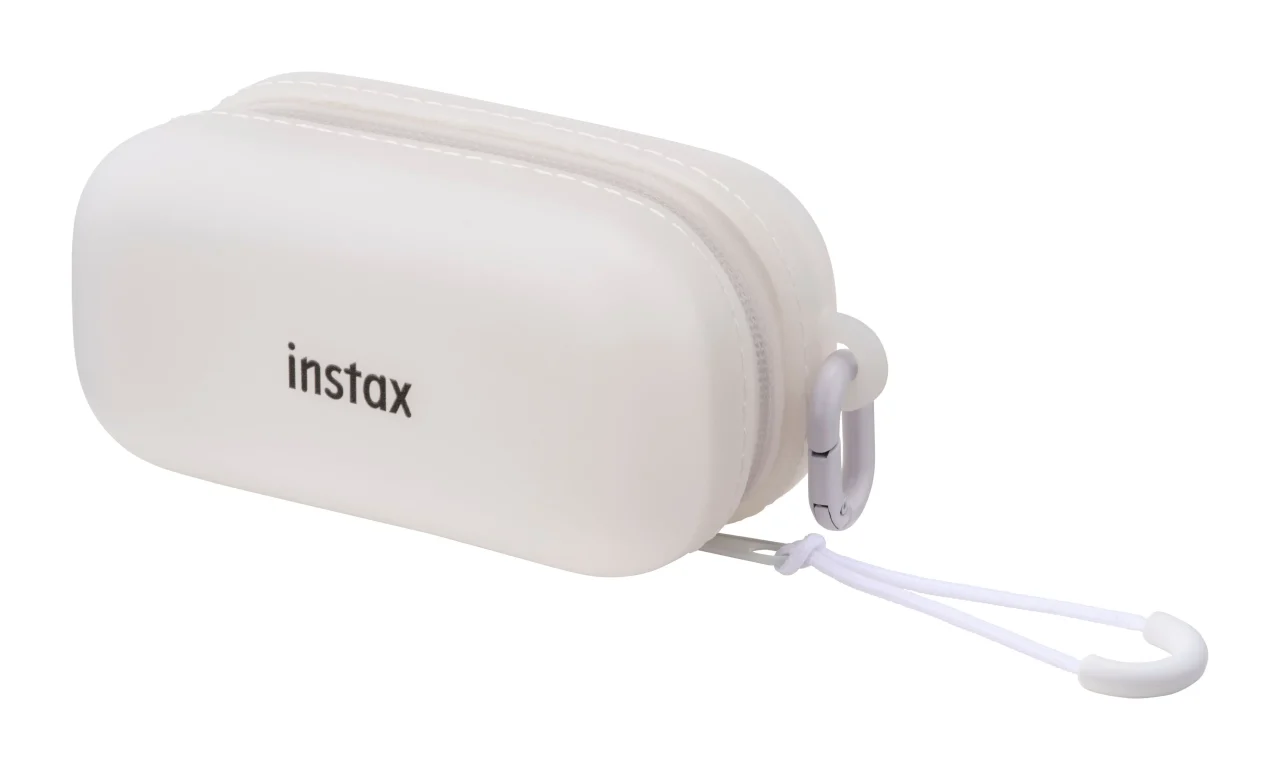 instax Pal 2用カメラケース ホワイト。instaxロゴ入りの白いソフトケースとストラップ