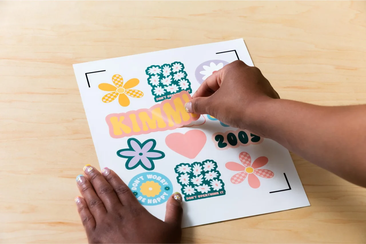 Cricut Maker 5で制作したフルカラーステッカーを手に取る様子
