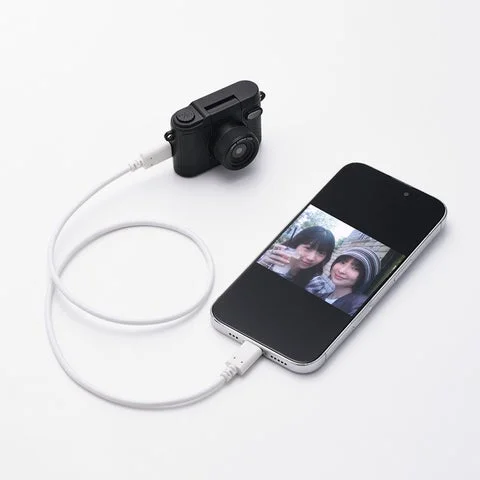 USB Type-Cケーブルでスマートフォンに接続されたブラックのセルフィーミニカメラ