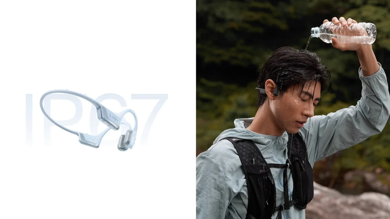 IP67の文字と水玉の付いた骨伝導イヤホン、水を頭から被る男性