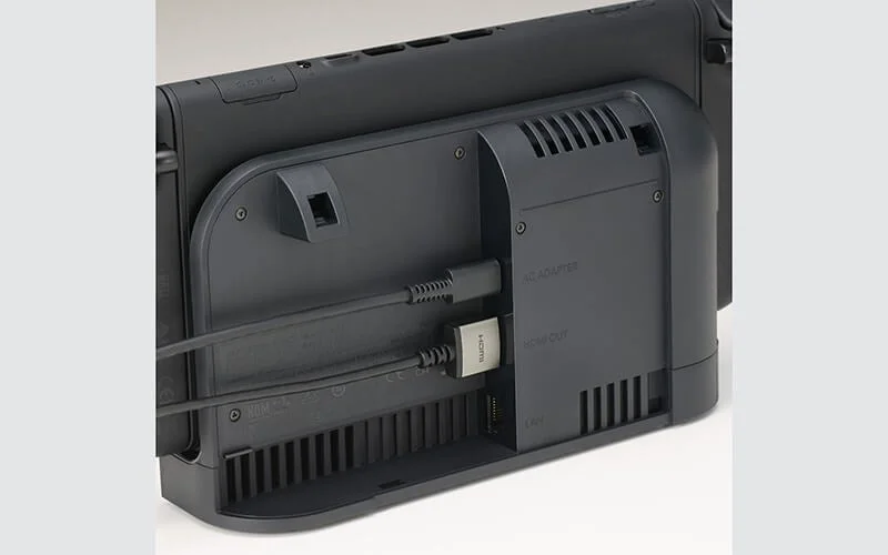 ゲーム機背面に接続されたスーパースリムHDMIケーブル