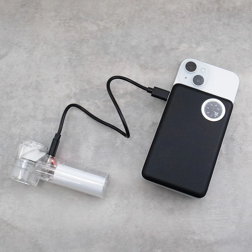 モバイルバッテリーとスマートフォンをケーブルで接続し、2台同時充電を示す様子