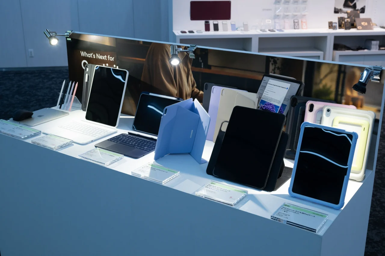 iPad関連ブース「Creativity」の展示風景。キーボードケースやマグネットケース、子ども用iPadケースなどが並ぶ。