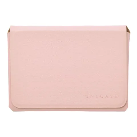 ピンク色のMAG SLEEVE POCKETの表面にUNICASEロゴが刻印された状態