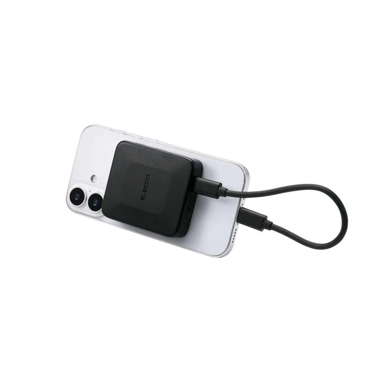 MAGKEEP 7in1 ドッキングステーションをスマートフォン背面に装着した様子