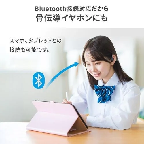 タブレットを操作する女性に骨伝導イヤホン装着とBluetooth接続を示す図