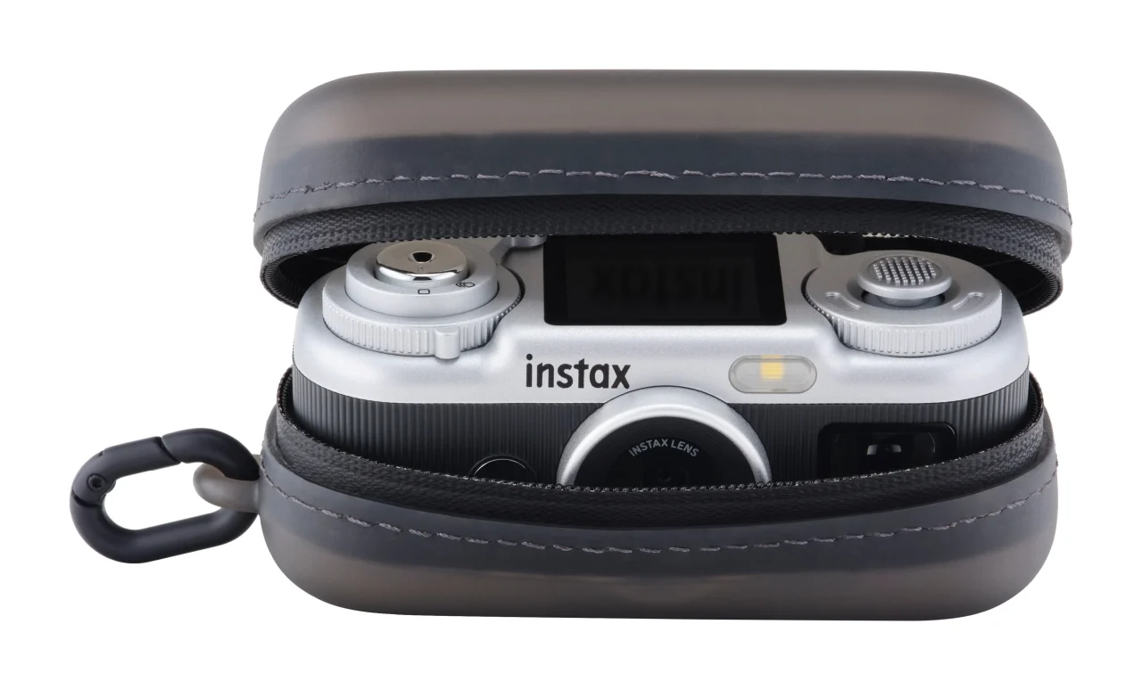 「instax Pal 2™」用カメラケースに収められたシルバーのカメラ