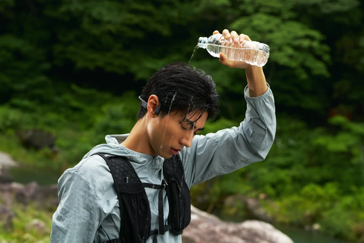 OpenRun Air 2を装着し、水で頭を濡らすランナー