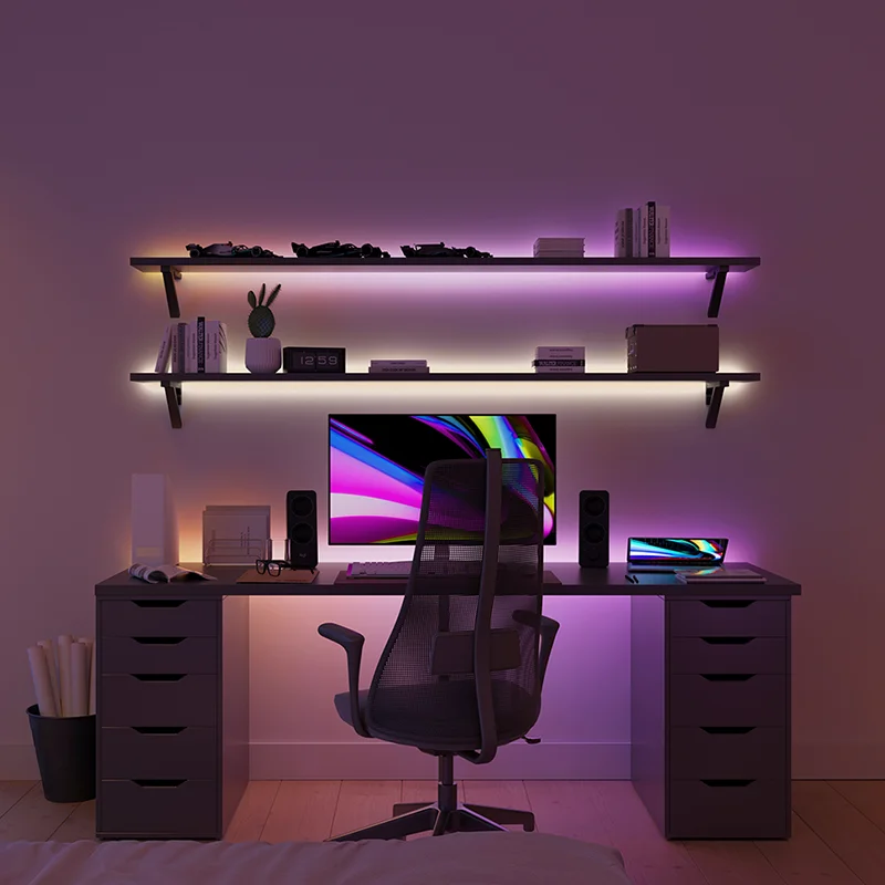 Hue エッセンシャル テープライトが棚下やデスク下で紫や白の光を放つ利用シーン