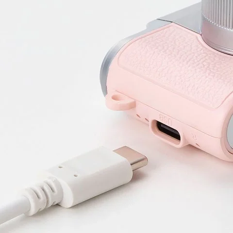 セルフィーミニカメラのUSB Type-Cポートとケーブル