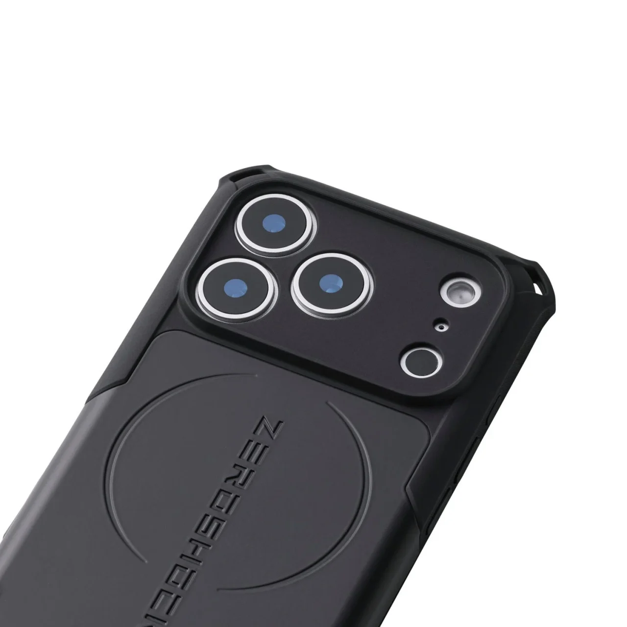 ZEROSHOCK STANDARDシリーズのiPhoneケース背面。カメラ部とMAGKEEP対応の円形ロゴが確認できる。