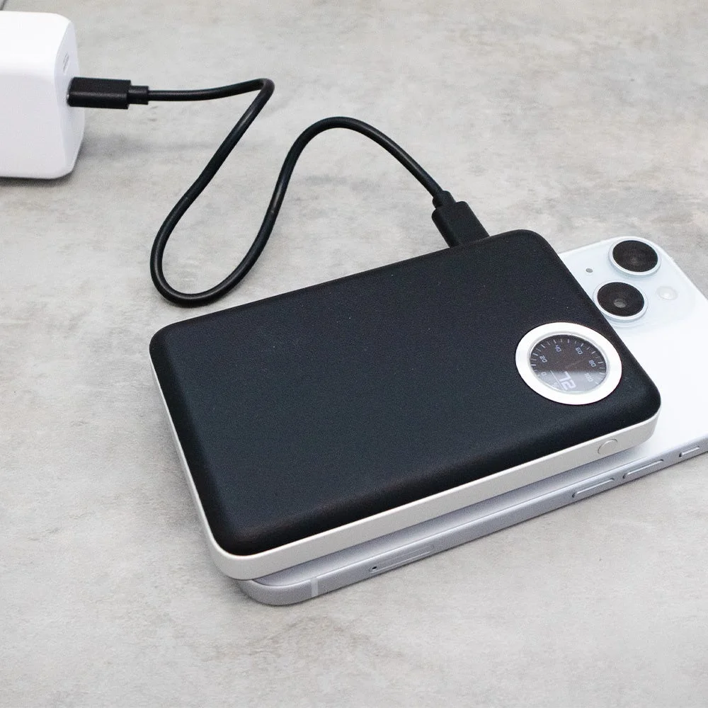 モバイルバッテリーを充電器に接続し、スマートフォンをワイヤレス充電する様子