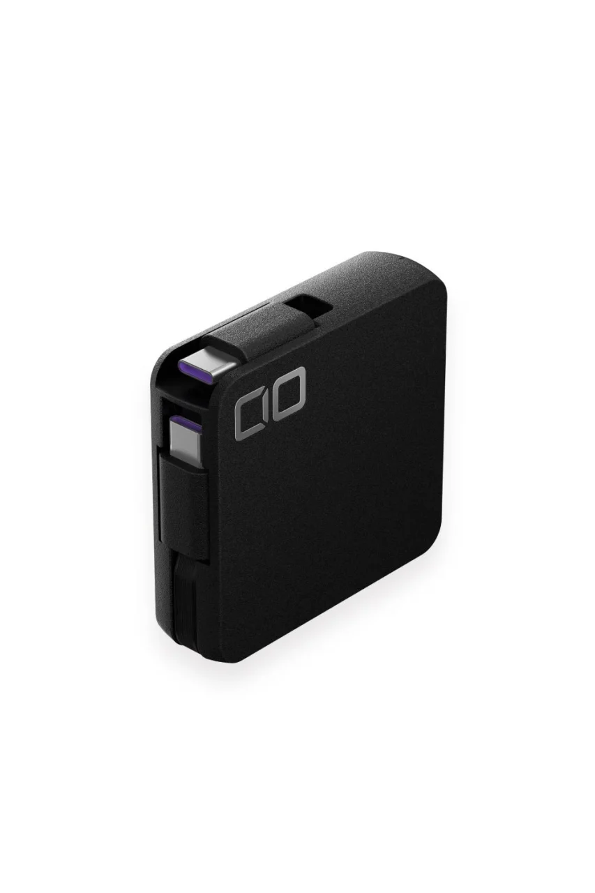 CIO SnapReel Cableのブラックモデル。CIOロゴ入りの黒い本体にUSB-C端子が収納された状態。
