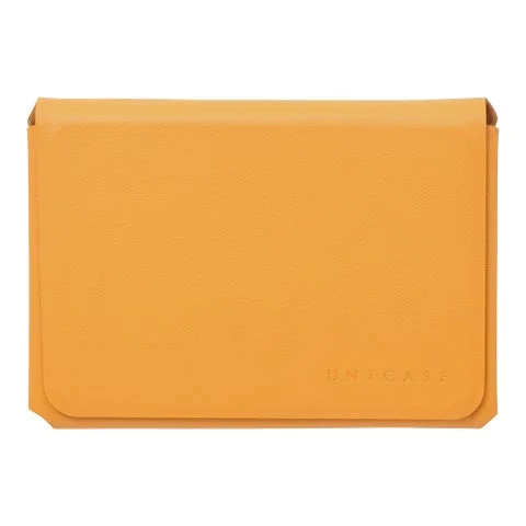 オレンジ色のMAG SLEEVE POCKETの表面にUNICASEの刻印が施された状態