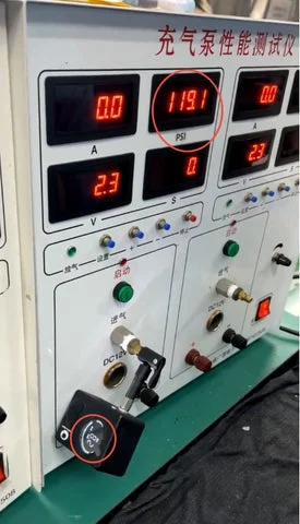 性能試験器で圧力を測定されている電動エアポンプ