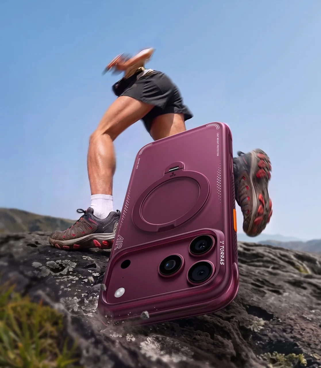 Ostand Q3 Airの背面にリングスタンドが展開された状態。