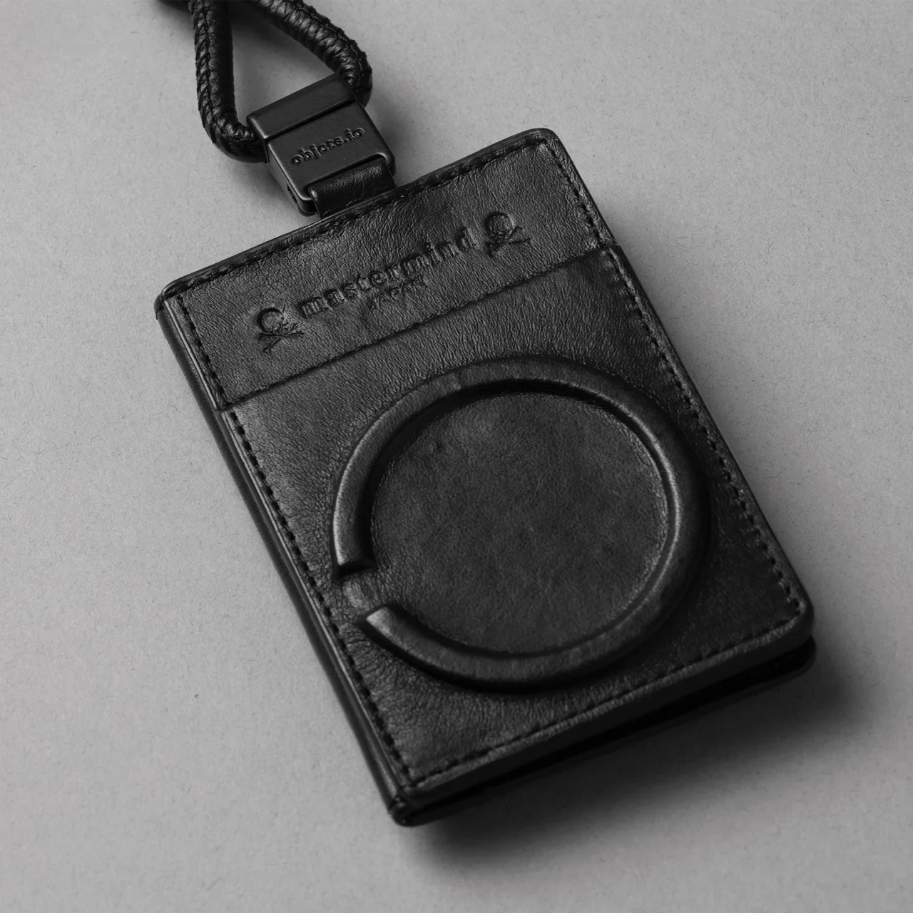 objcts.io×mastermind JAPAN iPhoneケースのスリムカードケース。黒革にスカル刻印と円形マグネット部。